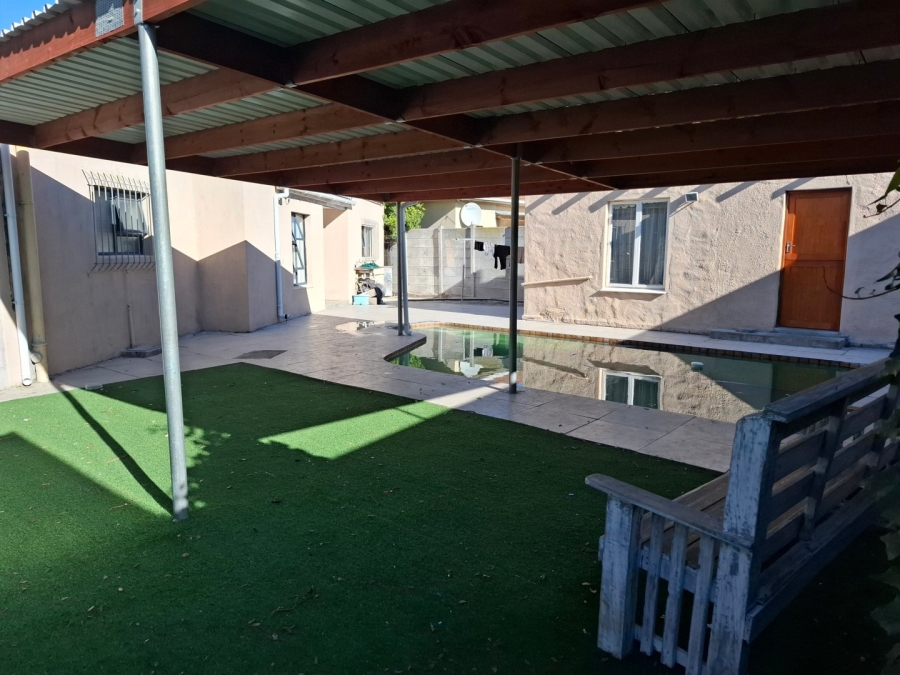 4 Bedroom Property for Sale in Oakdale Western Cape
